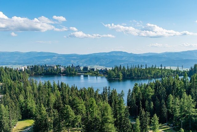 Tanie noclegi na wakacje – jak je znaleźć?